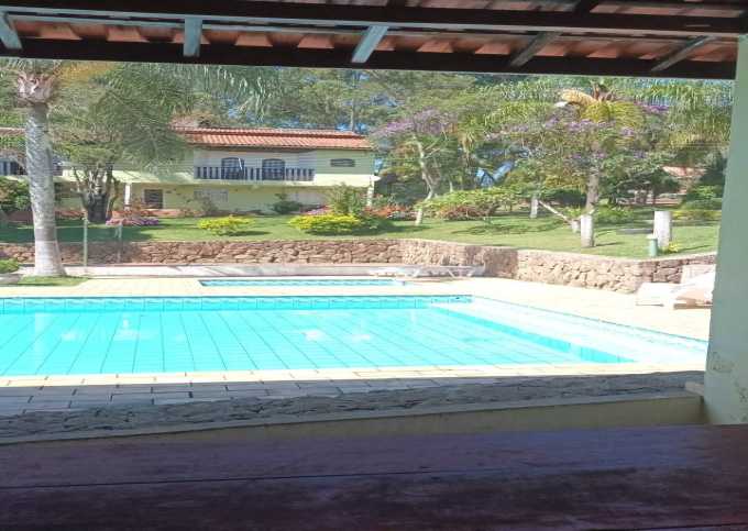 Excelente chácara com piscina e salão de jogos em Mairiporã-SP
