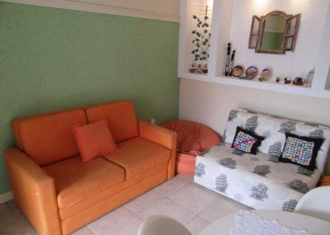 Apartamento com 1 dormitório com 1 cama de casal e ar condicionado.