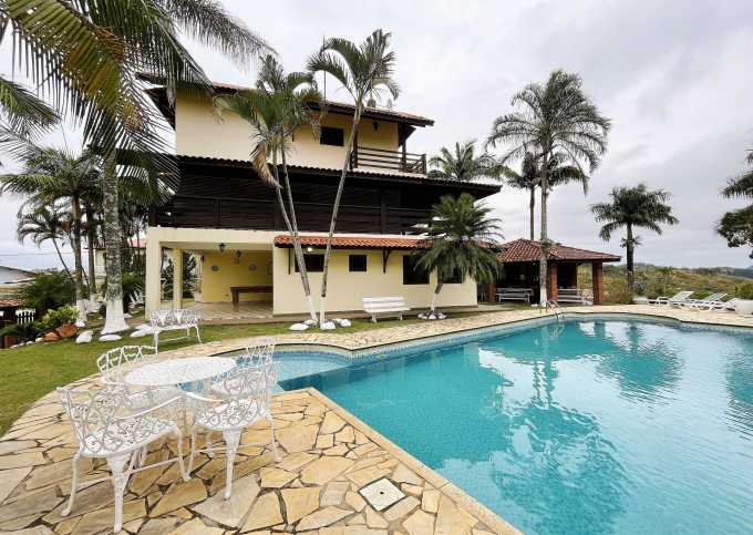 Casa Alto Padrão em Condomínio Igaratá | Piscina e Campo de Futebol