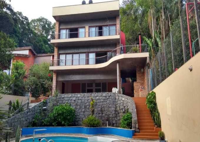 Linda casa de campo na serra