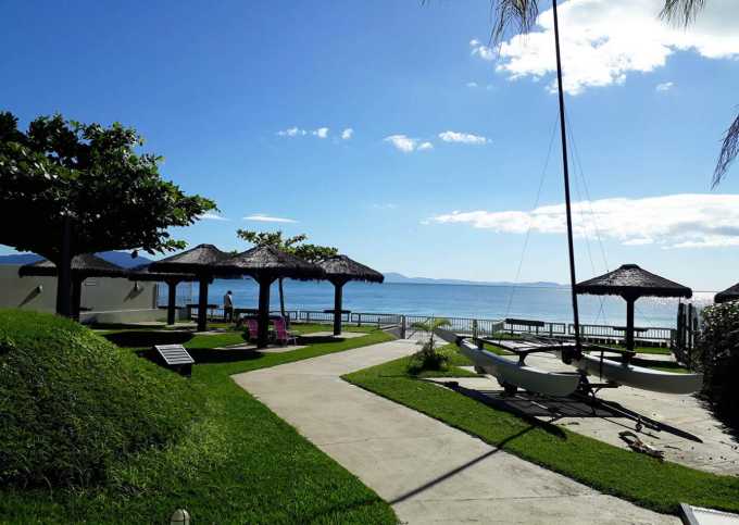 Belíssimo Triplex em condomínio fechado a beira mar, com vista e saída mar na praia de Canasvieiras.