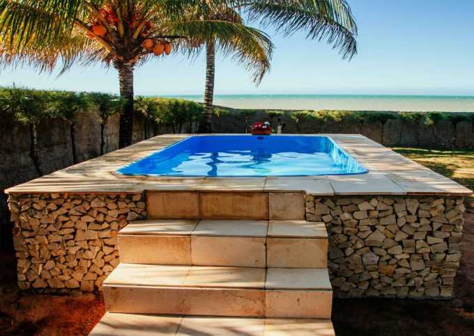 Casa frente à praia com piscina e churrasqueira