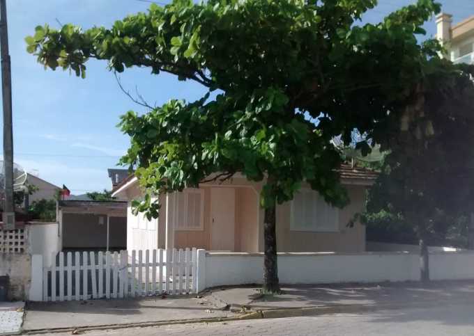 Casa de Madeira em Canto Grande a 90 metros da praia