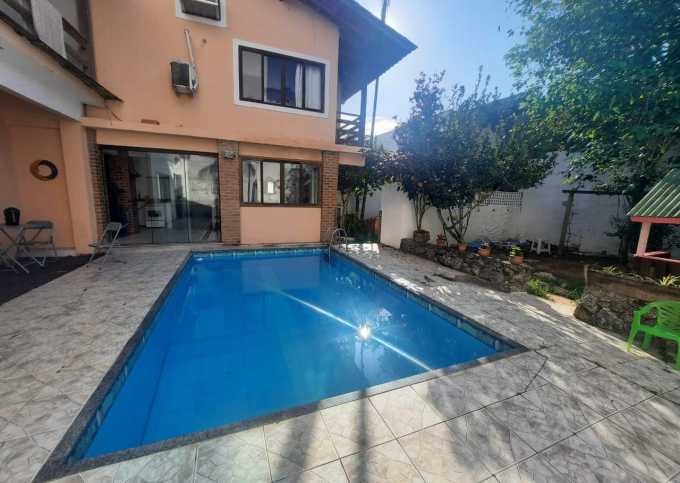 Casa com Piscina e banheira hidro em Piratininga