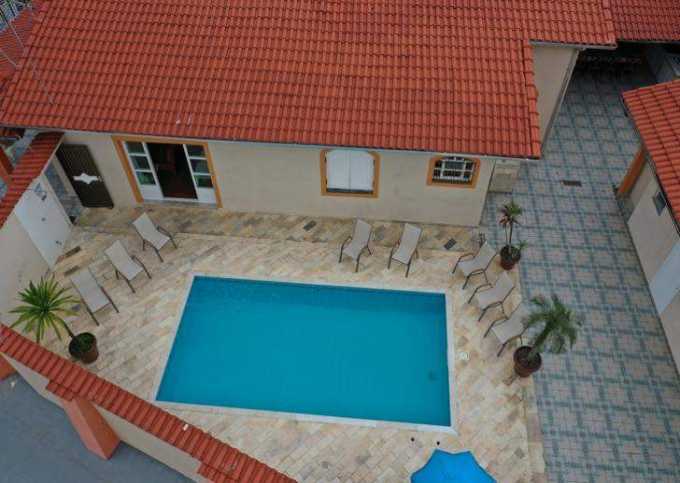 Casa com piscina a 100 metros do mar
