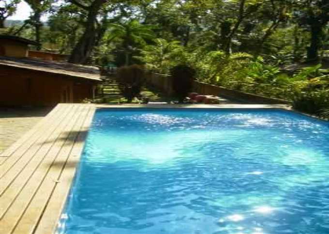 Casa em condomínio na praia de Camburi com piscina aquecida