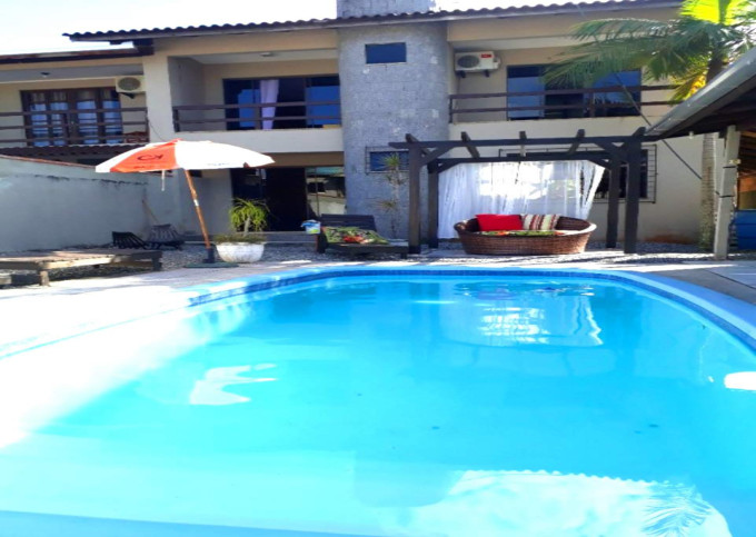 Linda casa no Estaleirinho com PISCINA!!!