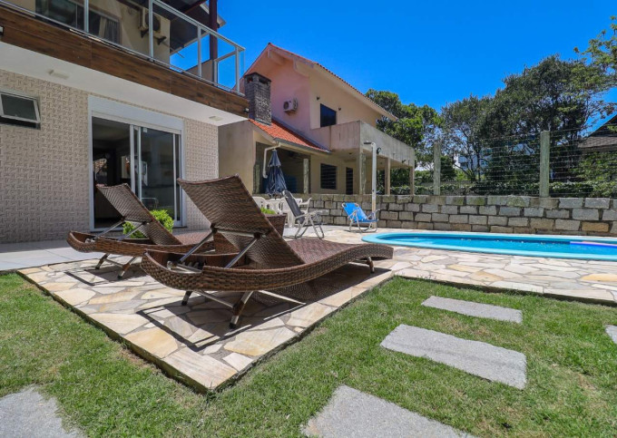 Linda casa com piscina