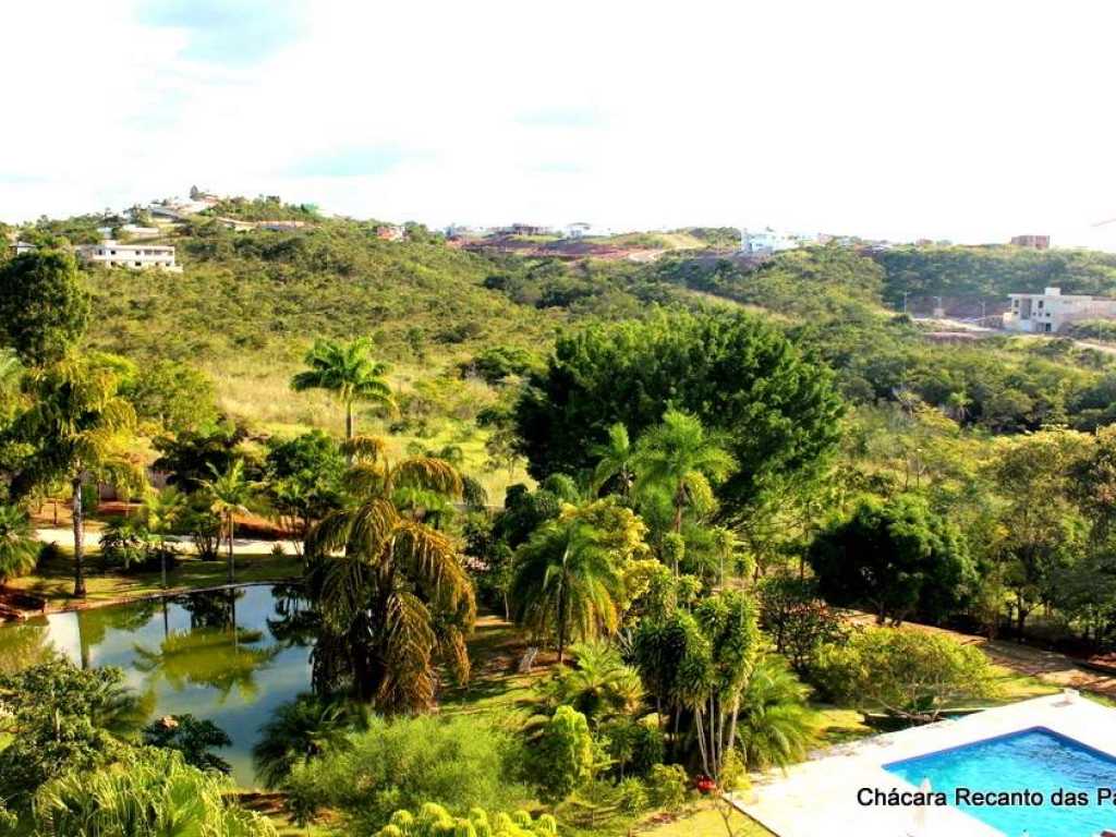 Casa confortável, arejada com lindo jardim, piscina e churrasqueira