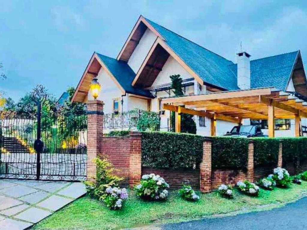 Casa em Condomínio c vista para Montanha e Piscina Aquecida.