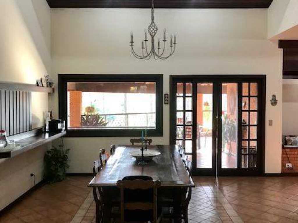 Casa de Campo- Alto Padrão- 5 Suítes- Condomínio Fechado