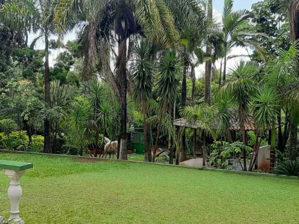 Chácara perfeita para descanso com a família após curtir o parque aquático. É possível fazer churrasco, aproveitar a piscina, jogar uma bola