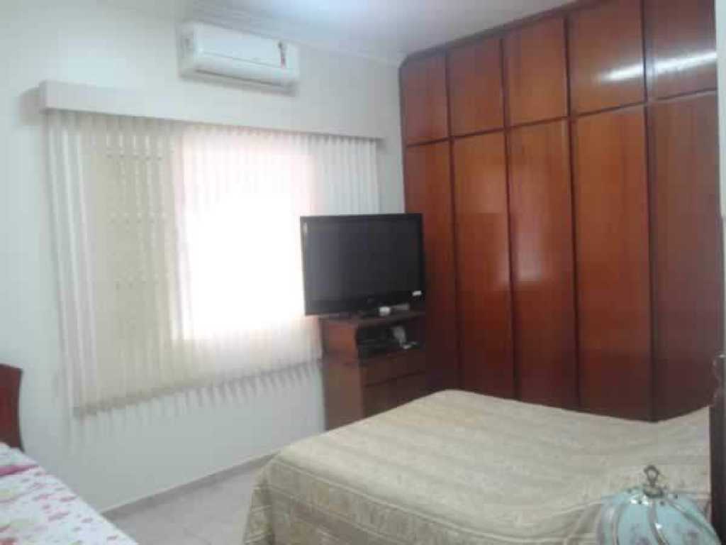 Alugar. Rancho com 4 suites com ar, piscina tobo�gua, , campo futebool, Pier .boate, para 20 pessoas.