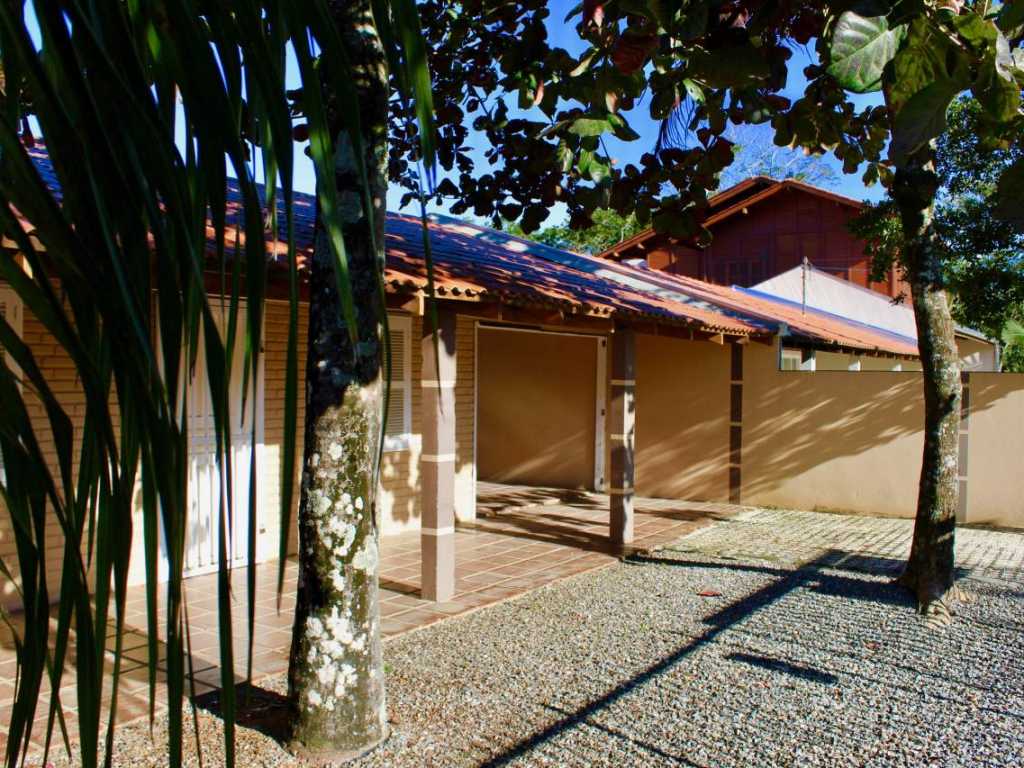 CASA COM PISCINA EM MARISCAL