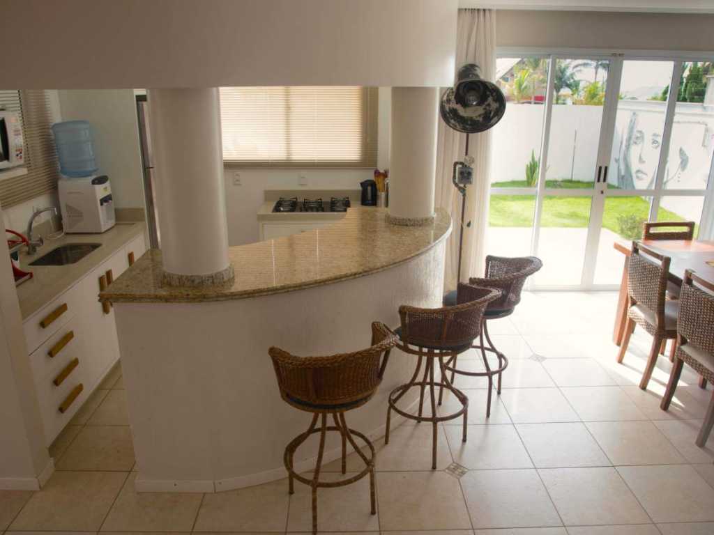 Apartamento, 4 suítes, e uma incrível piscina a 60 m do mar.