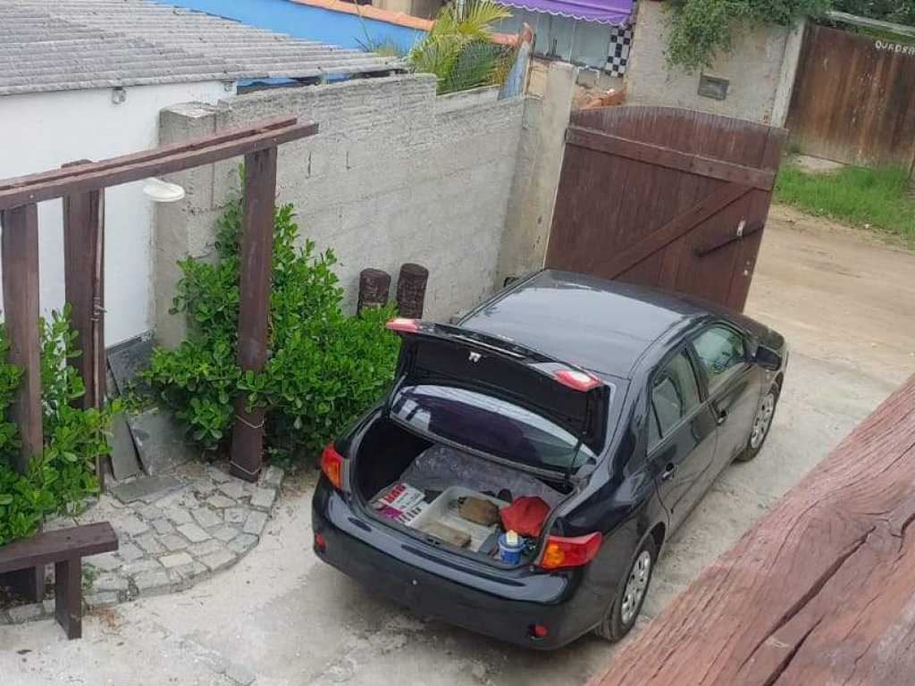 Casa rustica em Arraial do Cabo Figueira de fundos para a lagoa e a três quadras do mar.