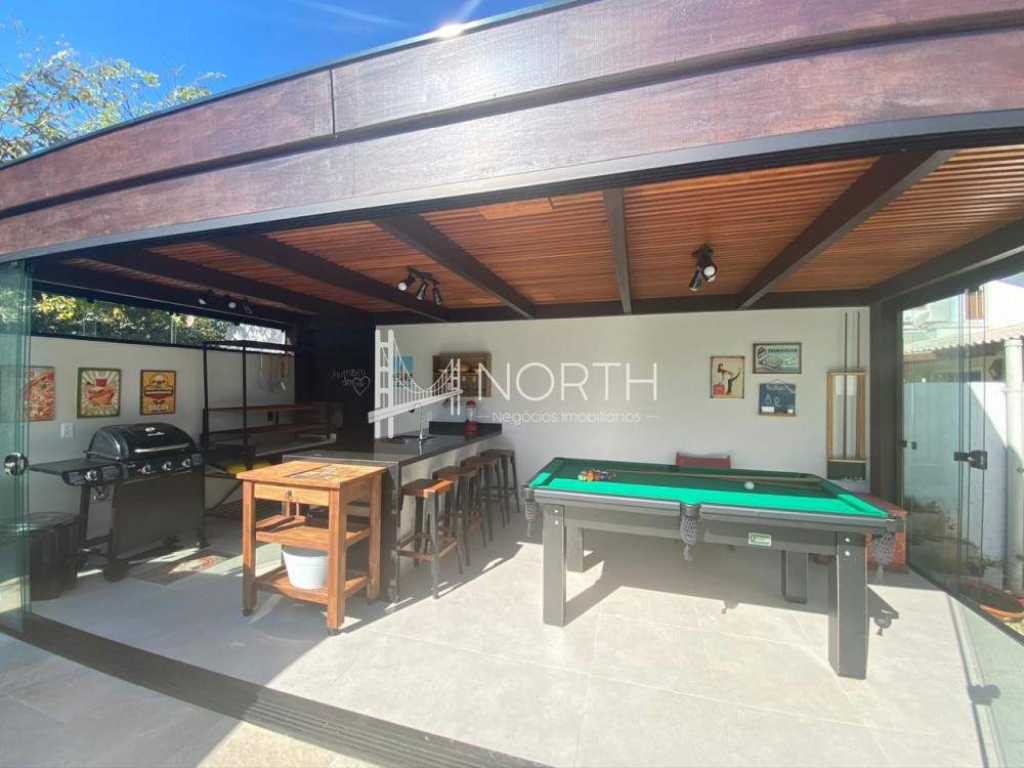 Casa com excelente área de lazer, mesa de sinuca e volei de piscina