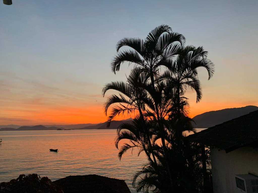 Alugo suítes em frente ao mar!!! Excelente Localização!!!