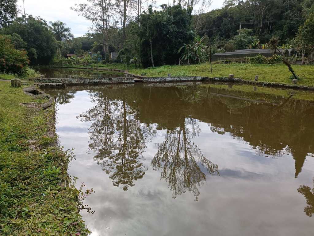 Sitio com piscina, campo de futebol e lagos para pesca - Sit0015