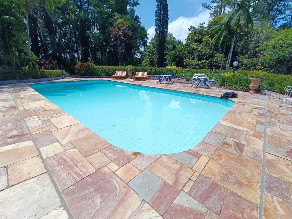 Sítio com casa alto padrão com vista para piscina - Sit0033