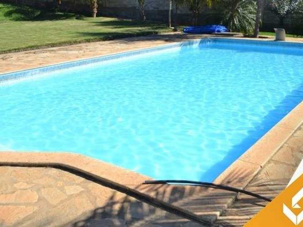 LINDA CHÁCARA C/ 3 QUARTOS SENDO 2 SUÍTES E PISCINA COM AQUECIMENTO SOLAR.