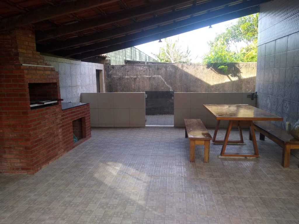 Casa ampla, arejada, 3 quadras do mar com piscina, aréa gourmet e churrasqueiras. 3 quatos e 2 banheiros