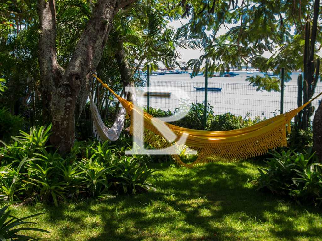 Deslumbrante Casa de Frente para Praia de Manguinhos com Seis Quartos