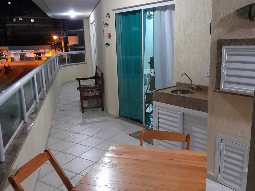 Apartamento com espaço de casa, ampla sacada e proximidade do mar.. excelente conservação e funcionalidade.