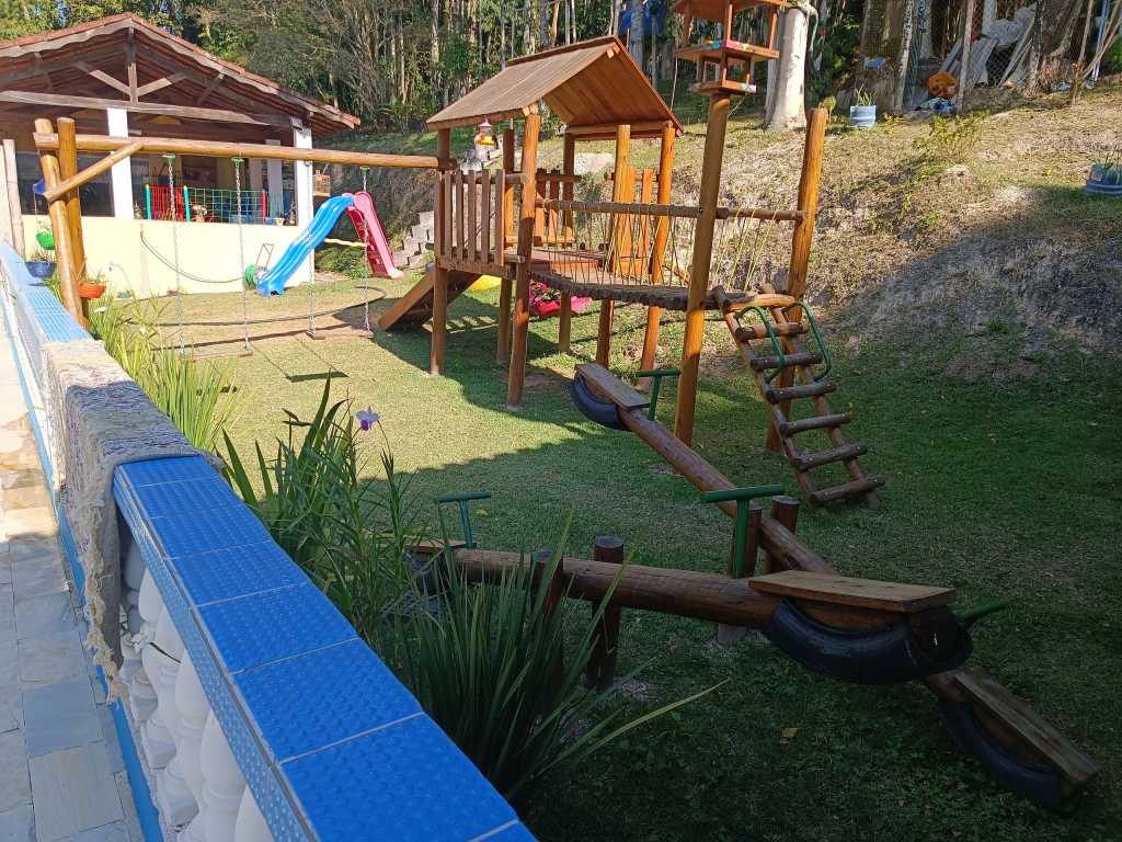 Sítio em Juquitiba com piscina, salão de jogos e playground para alugar - Sit0031