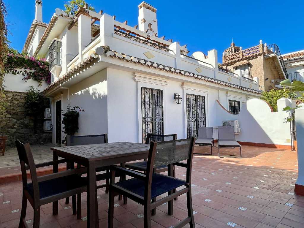 Vivienda vacacional adosada en Puebla Aida, Mijas Golf con vistas a la piscina, al golf y al mar