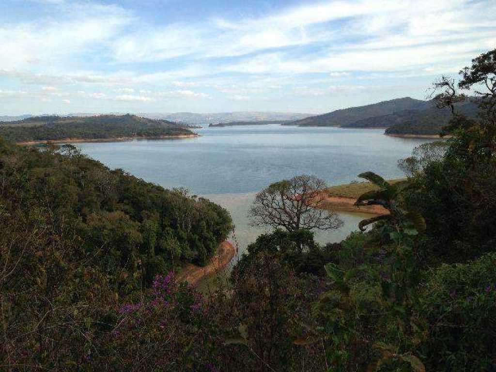 Vender .S�tio Maravilhoso com 20 alqueires na beira do Lago de Furnas.