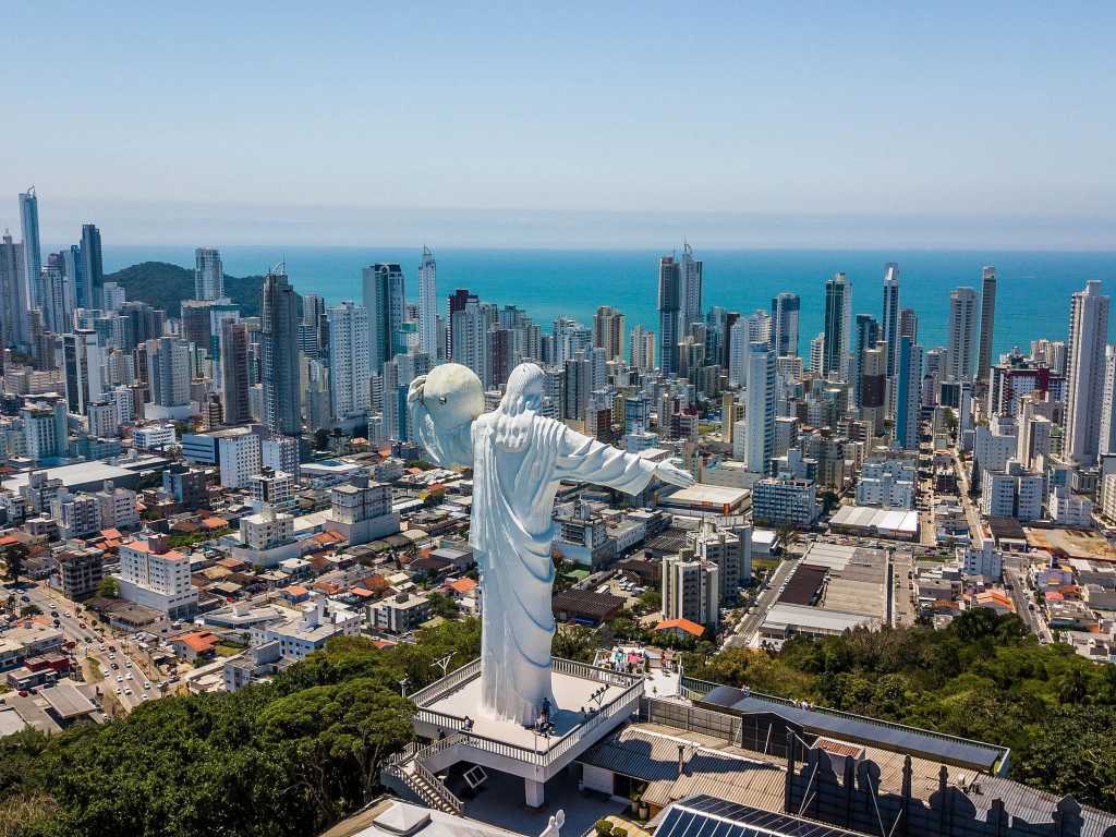 Curta Balneário Camboriú na Praia do Estaleiro by ReservaStar