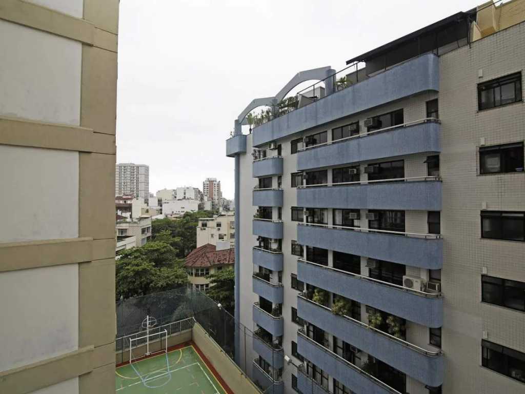 Apartamento 2 quartos com varanda e vaga de garagem no Leblon!