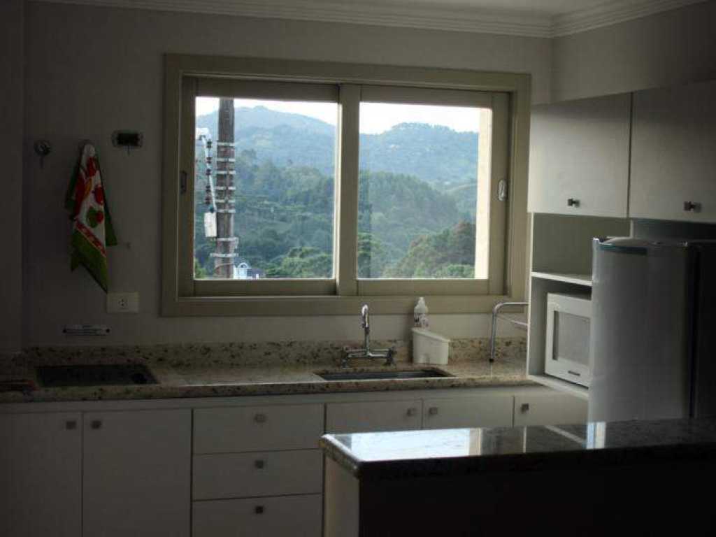 Campos do Jordão (Capivari). Apartamento duplex novo, em região nobre e excelente localização.