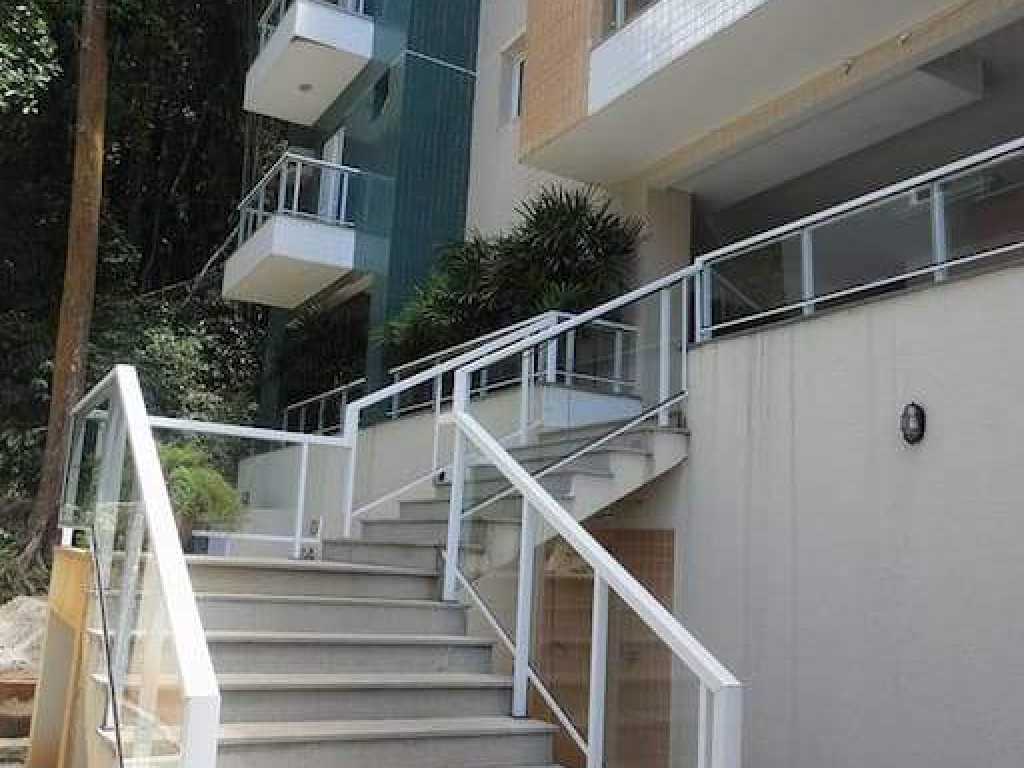 Apartamento para aluguel de temporada em Ubatuba -Praia Grande- 200 metros da Praia