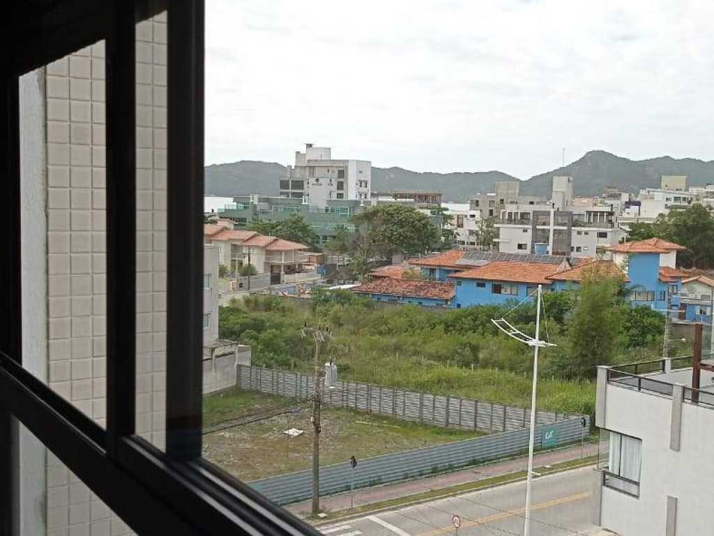 Linda cobertura com vista para o mar