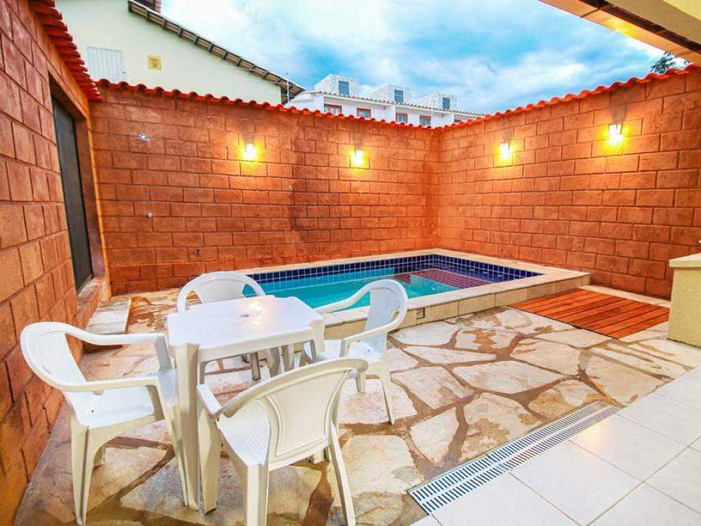 Casa com 6 suítes climatizadas e 2 piscinas aquecidas com hidromassagem