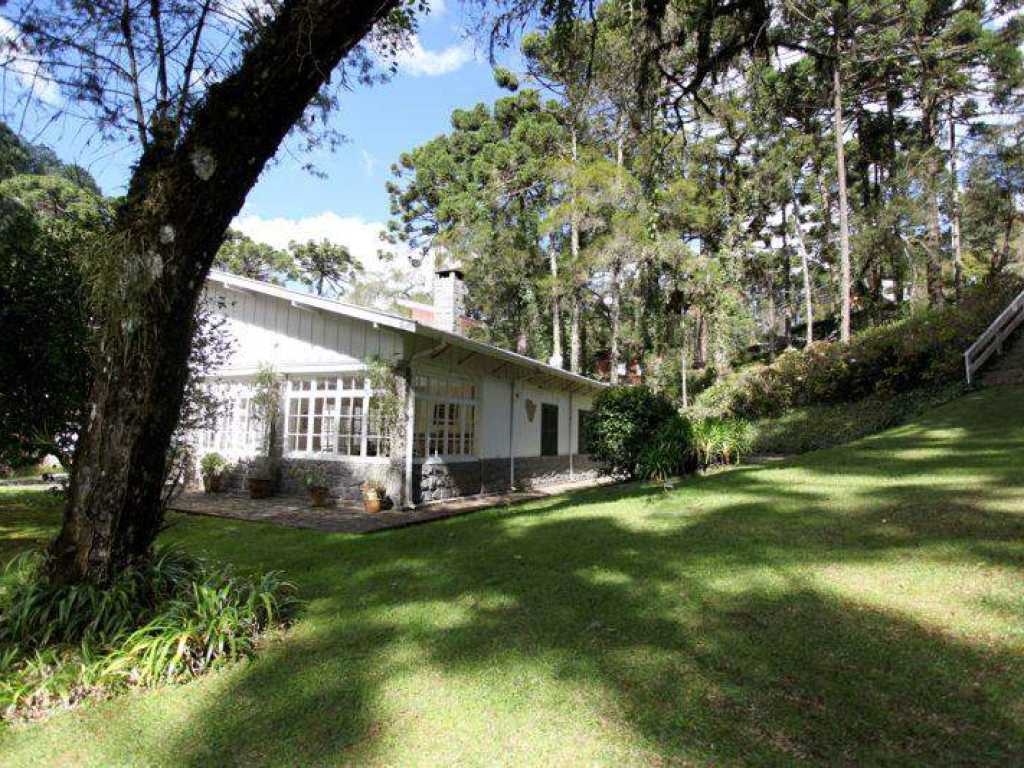 Campos do Jordão (Jardim Embaixador). Linda casa, com arquitetura européia, em terreno amplo e arborizado.