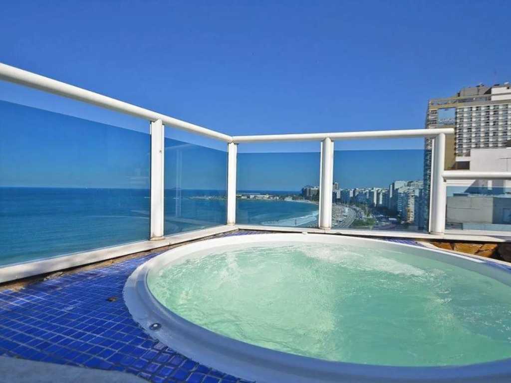 Incrivel cobertura de frente para o mar com 3 quartos e piscina particular em Copacabana!