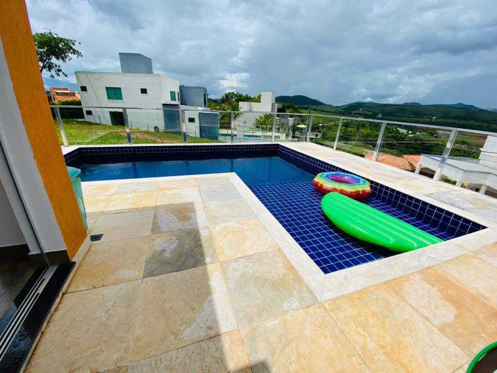 Maravilhosa Casa no Condomínio Escarpas do Lago com 4 suítes e área de lazer com piscina e churrasqueira