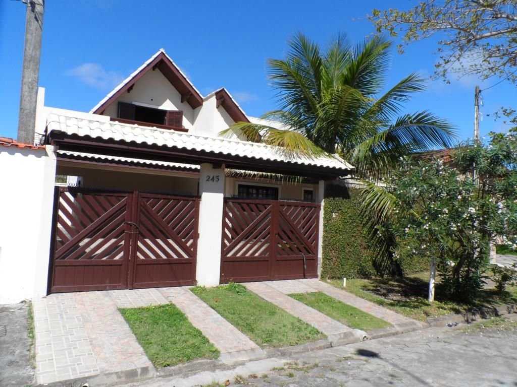 P003 - Casa de 3 dormitórios com churrasqueira, apenas 150m da praia