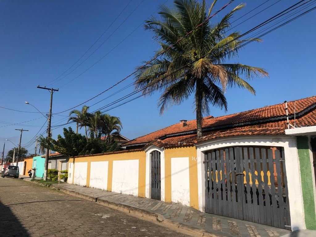 P005 - Linda casa com 3 dormitórios, piscina, churrasqueira em Peruíbe