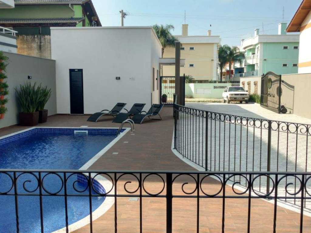 085 - Apartamento en Condominio con Piscinas cerca de Playa