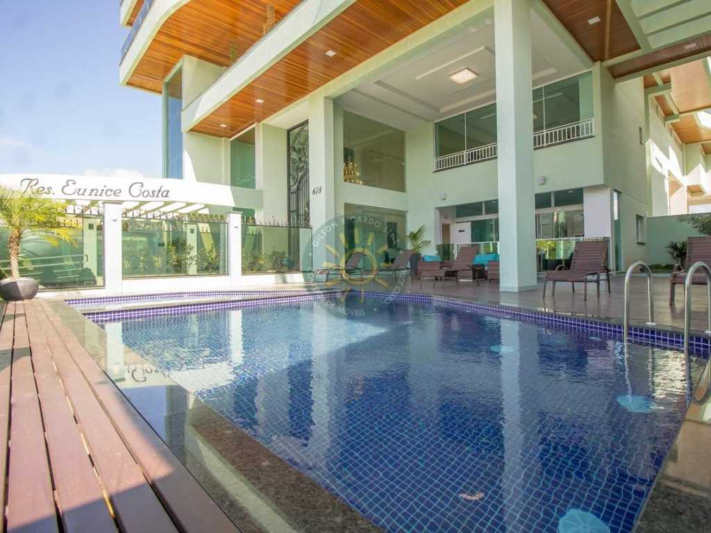 Apartamento alto padrão em edifício com piscina e vista para o mar, localizado na Praia de Canto Grande