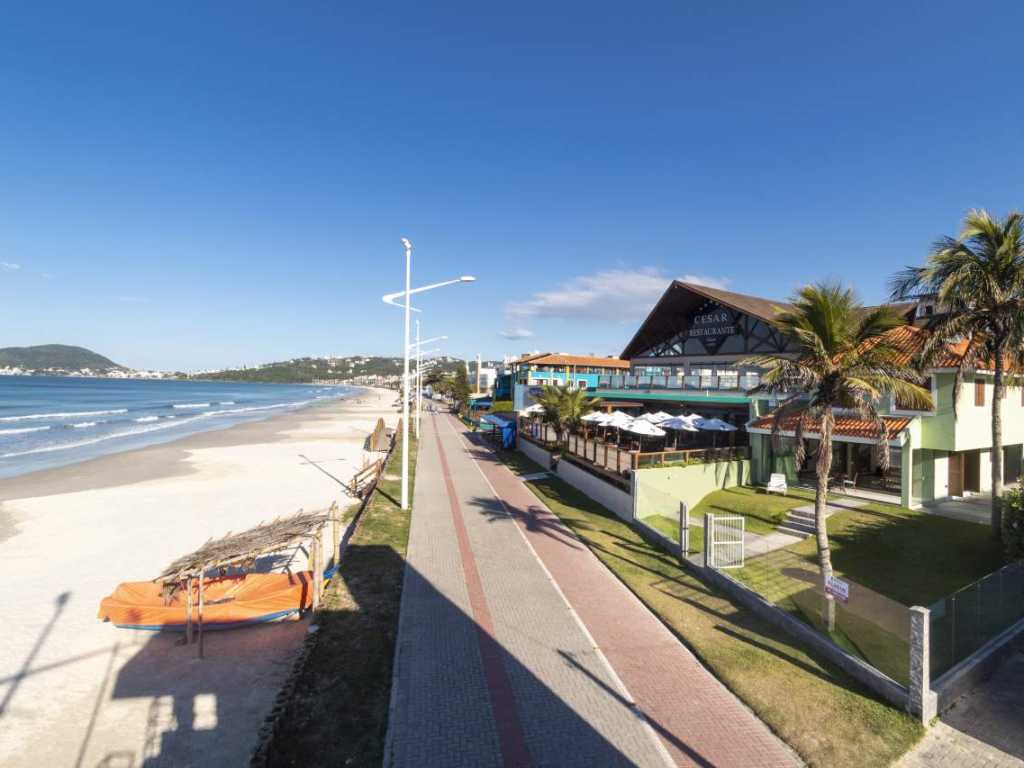 Aluguel de Casa 4 quartos sendo 1 suíte frente para o Mar em Bombas