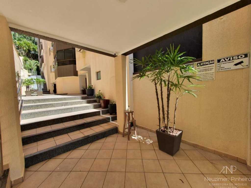 Apartamento com 2 dormitórios, sendo uma suíte, na Avenida, sacada com churrasqueira e vista para o mar. Possui wi-fi. - 047