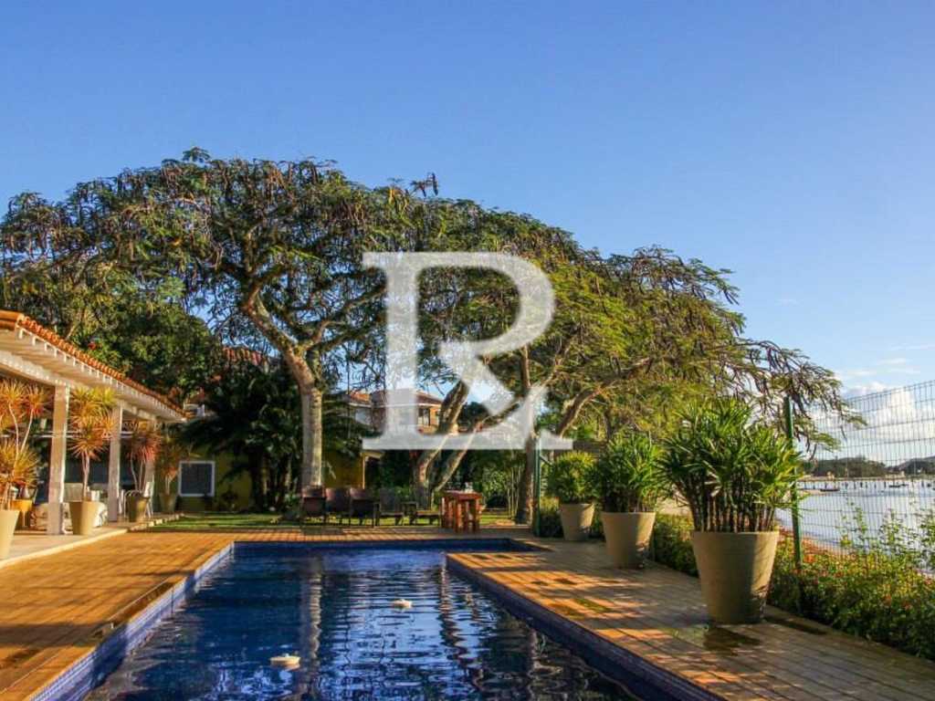 Deslumbrante Casa de Frente para Praia de Manguinhos com Seis Quartos