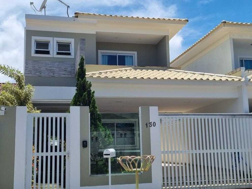 Casa incrível com 04 suítes - 5 min de Itacoatiara, em Condomínio.