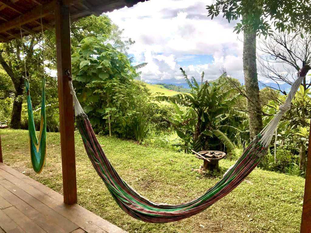 Casinha Azul nas montanhas da Mantiqueira, em meio à natureza