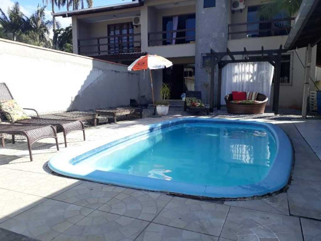 Linda casa no Estaleirinho com PISCINA!!!